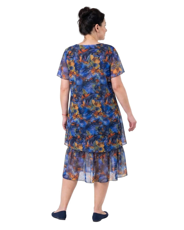 Официална макси рокля от пъстър шифон с разкроен силует – изглед отзад на бял фон, показващ ефирния многослоен дизайн и абстрактния флорален принт.