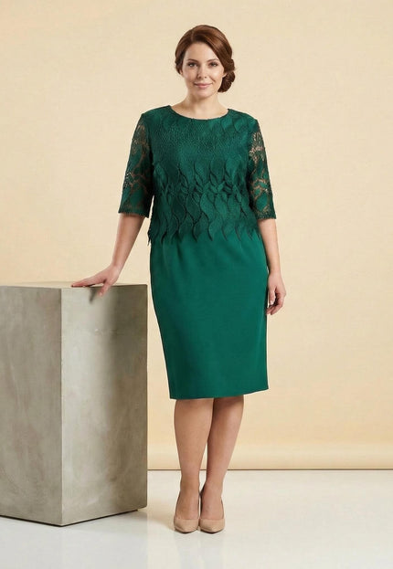 Официална макси рокля в масленозелен цвят с дантелена горна част и 3/4 ръкави, заснета в цял ръст.
