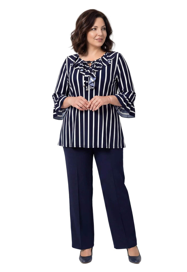 Официална макси туника на вертикално райе с ефектно деколте и 7/8 ръкави, представена в цял ръст на бял фон.