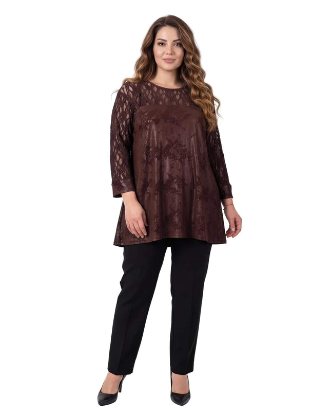 Официална кафява макси туника с ефектна дантела и прозрачни ръкави, облечена от модел в цял ръст на бял фон.