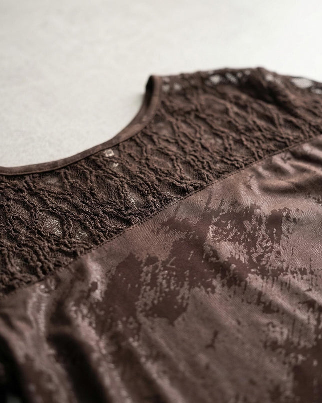 Детайл отблизо на официална макси туника в кафяво, разкриващ фината дантела на деколтето и ефектната материя с деликатен блясък.