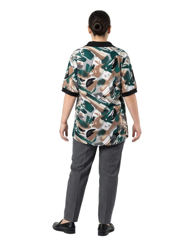 Официална макси туника с пъстър десен, изглед отзад, цял ръст на модел, показващ разкроения силует и черната якичка, на бял фон.