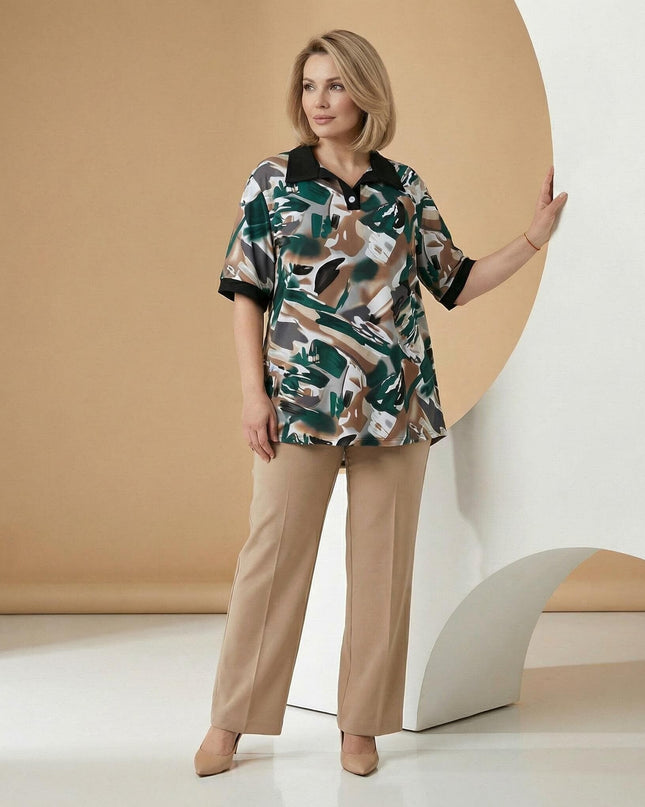 Официална макси туника с пъстър десен и контрастна черна якичка, представена в цял ръст върху модел.