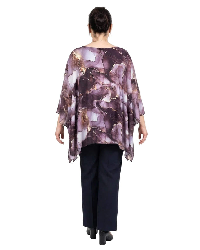 Изглед отзад на официална макси туника тип пончо с ефирен шифон и абстрактен принт в лилави нюанси, на бял фон.