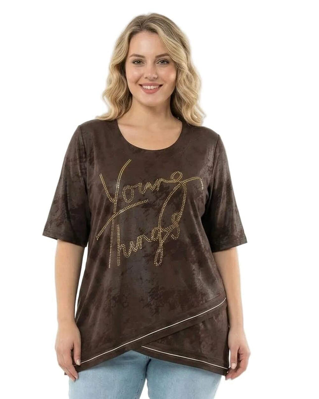 Официална макси туника в кафяво с асиметрична кройка, заснета в цял ръст отпред на бял фон.