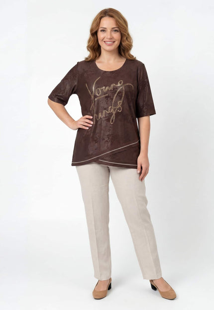 Дамска официална макси туника в кафяво с асиметрична кройка и надпис от камъчета, представена отпред в цял ръст на бял фон.