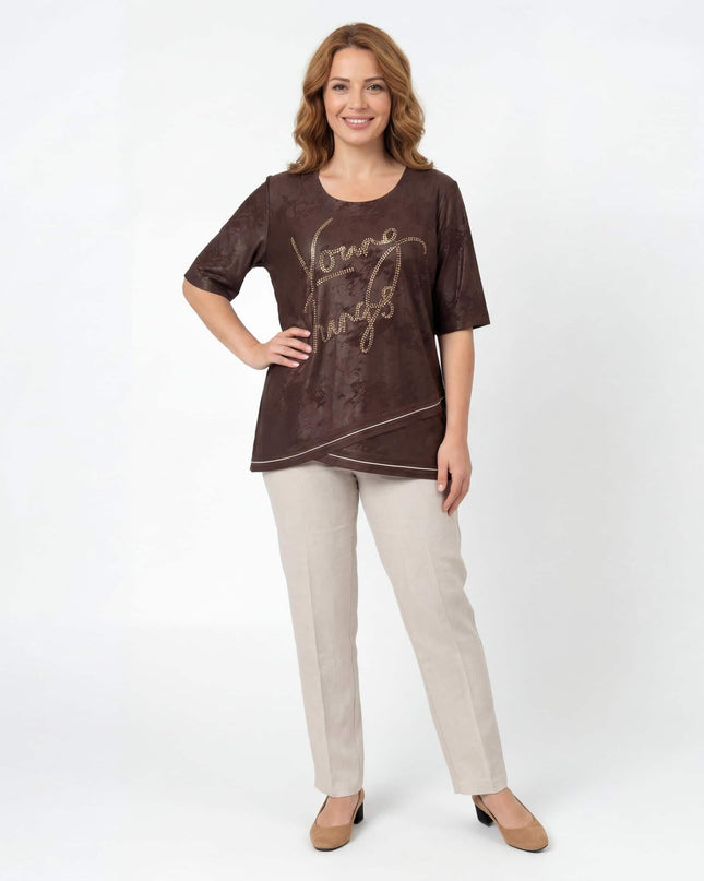 Дамска официална макси туника в кафяво с асиметрична кройка и надпис от камъчета, представена отпред в цял ръст на бял фон.