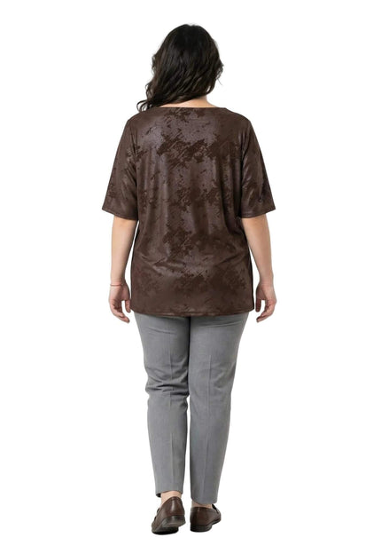 Дамска официална макси туника в кафяво с къси ръкави и релефна текстура. Изглед отзад на модела, сниман на бял фон.