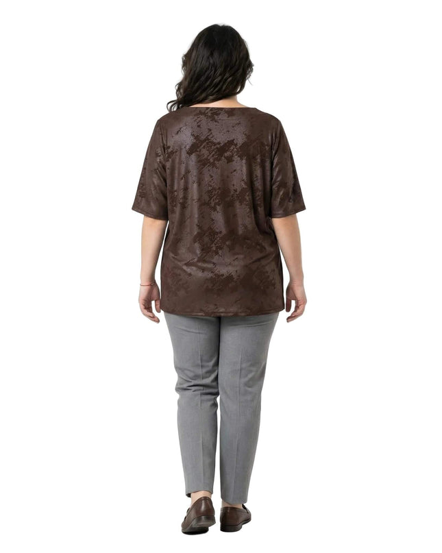 Дамска официална макси туника в кафяво с къси ръкави и релефна текстура. Изглед отзад на модела, сниман на бял фон.