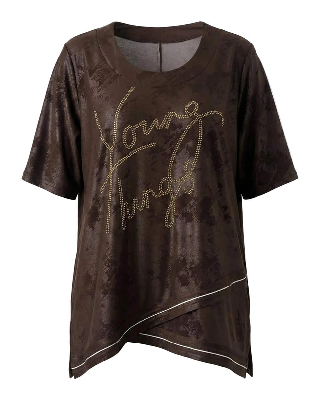 Плосък кадър на кафява макси туника с асиметрична кройка, бял кант по подгъва и надпис от камъчета отпред, заснета на бял фон.