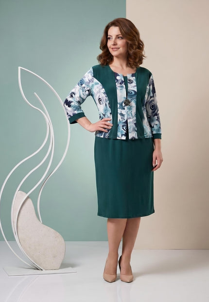 Елегантна официална масленозелена рокля с флорални мотиви и 3/4 ръкави, представена от модел в цял ръст.