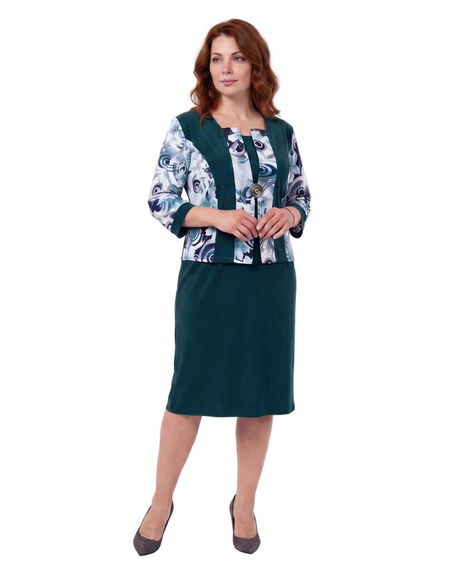 Официална масленозелена рокля големи размери с флорални мотиви, представена в цял ръст на бял фон. Дизайнът създава илюзия за наслояване от две части.