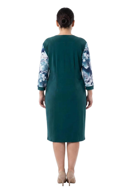 Изглед отзад на елегантна масленозелена рокля големи размери. Моделът се отличава с изчистен гръб и ефектни флорални мотиви по ръкавите, заснет на бял фон.