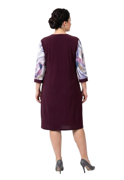 Официална права макси рокля в бордо с ефектни ръкави с абстрактен принт, изглед отзад в цял ръст на бял фон.