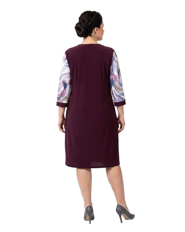 Официална права макси рокля в бордо с ефектни ръкави с абстрактен принт, изглед отзад в цял ръст на бял фон.