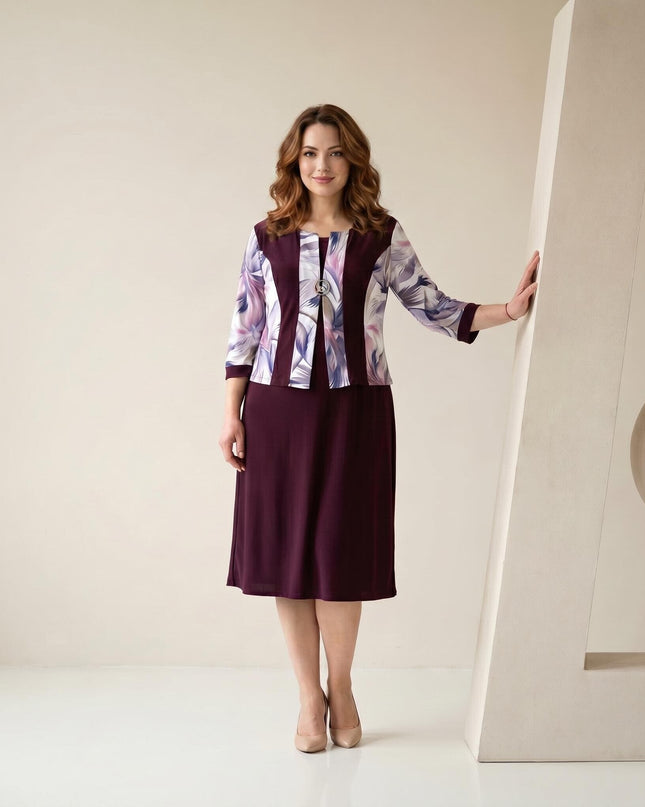 Официална права макси рокля в бордо с ефектни панели с абстрактен принт и брошка, представена в цял ръст отпред върху модел.