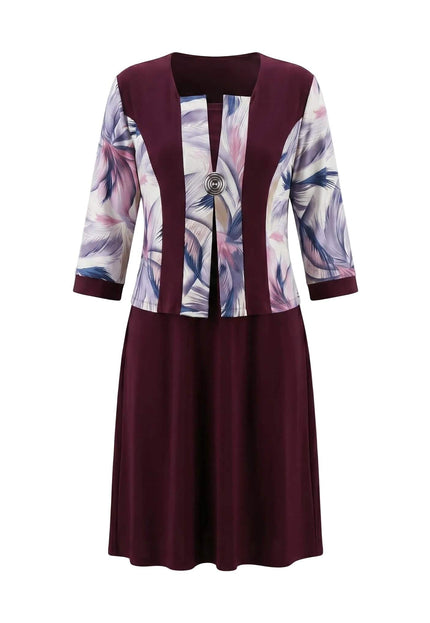 Официална права макси рокля в цвят бордо с абстрактен принт и декоративна брошка, заснета отпред на бял фон.