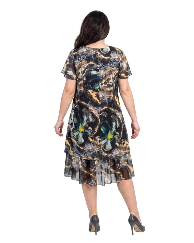 Изглед отзад на официална разкроена макси рокля от шифон с многоцветен принт и етажиран подгъв.