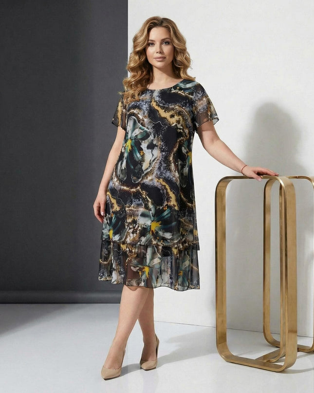 Официална разкроена макси рокля от шифон в шарен десен, цял ръст на бял фон.