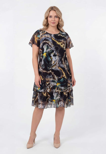 Официална разкроена макси рокля от шифон с шарен абстрактен десен, представена в цял ръст на бял фон. Къси ръкави и дължина под коляното.