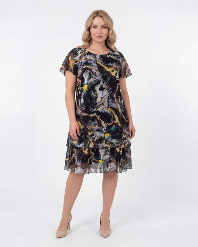 Официална разкроена макси рокля от шифон с шарен абстрактен десен, представена в цял ръст на бял фон. Къси ръкави и дължина под коляното.