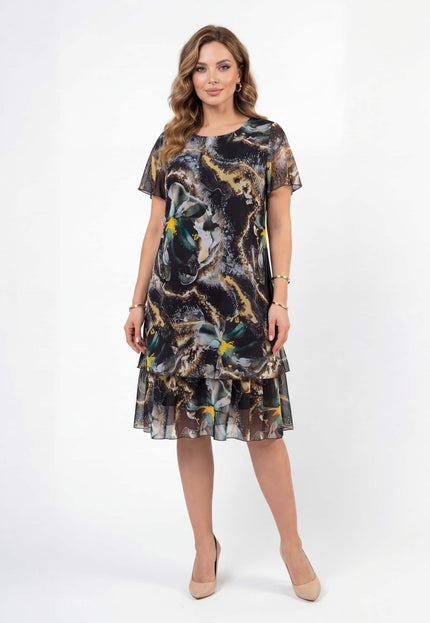 Официална разкроена макси рокля от ефирен шифон с абстрактен принт, заснета в цял ръст на бял фон.