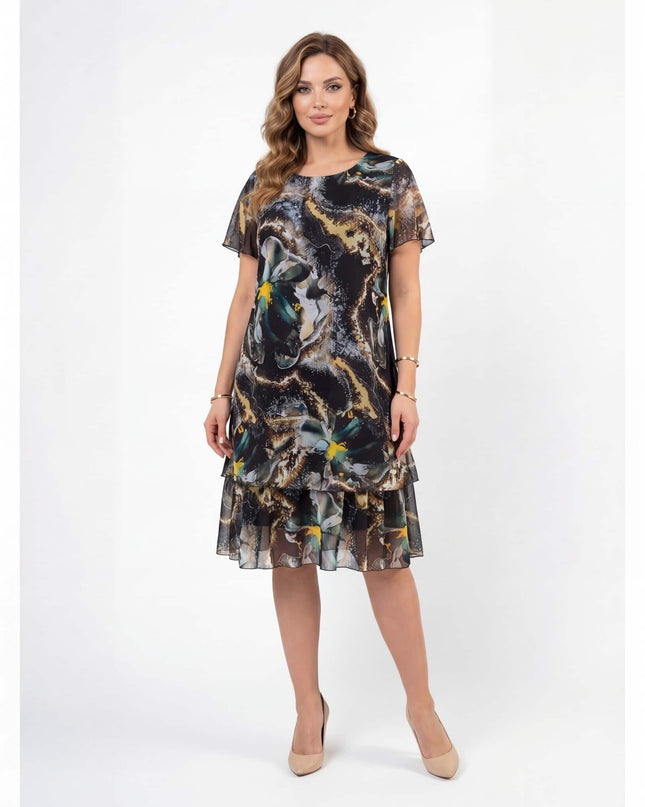 Официална разкроена макси рокля от ефирен шифон с абстрактен принт, заснета в цял ръст на бял фон.