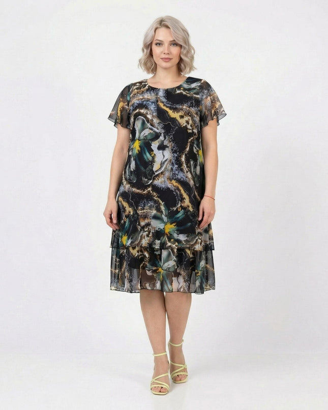 Дамска официална разкроена макси рокля от ефирен шифон с абстрактен шарен десен. Кадър в цял ръст на модел върху бял фон.