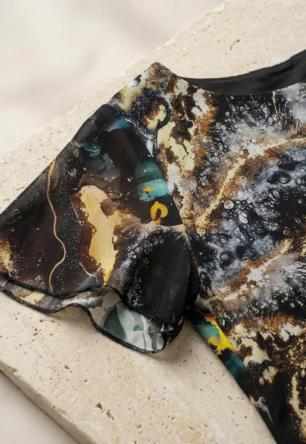 Детайл отблизо на официална рокля от шифон, показващ къс разкроен ръкав, обло деколте и красив шарен абстрактен принт.