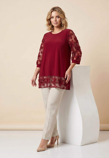 Официална разкроена макси туника в цвят бордо с ефирни ръкави от флорален тюл, показана в цял ръст в комбинация със светъл панталон.