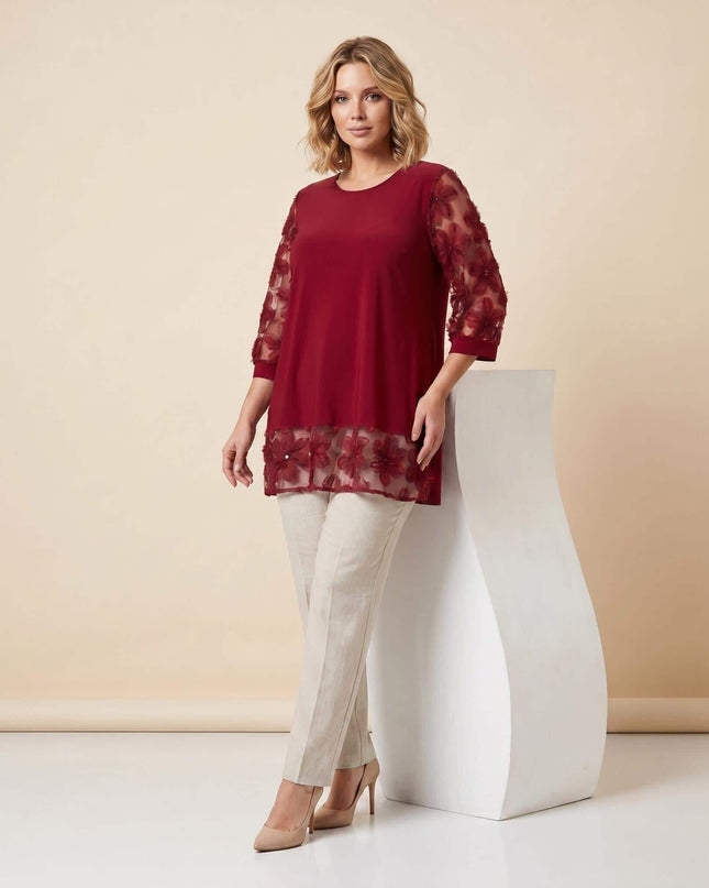 Официална разкроена макси туника в цвят бордо с ефирни ръкави от флорален тюл, показана в цял ръст в комбинация със светъл панталон.