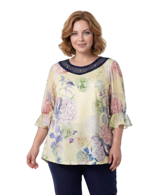 Официална разкроена макси туника в жълто с нежен флорален принт и декорация от перли на деколтето, заснета отпред.