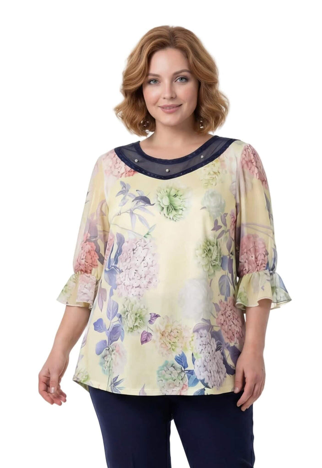 Официална разкроена макси туника в жълто с нежен флорален принт и декорация от перли на деколтето, заснета отпред.