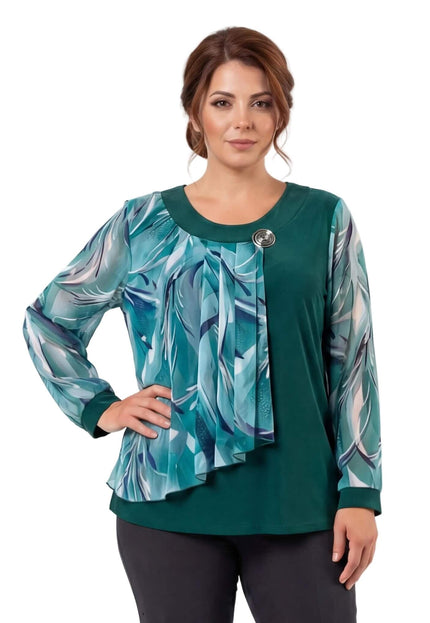 Официална разкроена макси туника в масленозелено с асиметричен слой от флорален шифон и елегантна брошка, заснета отпред.