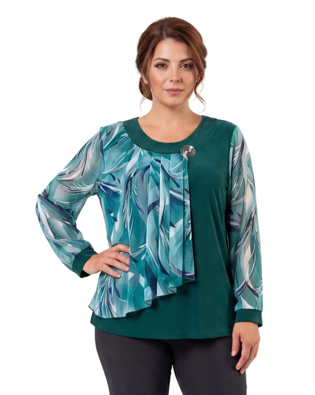 Официална разкроена макси туника в масленозелено с асиметричен слой от флорален шифон и елегантна брошка, заснета отпред.