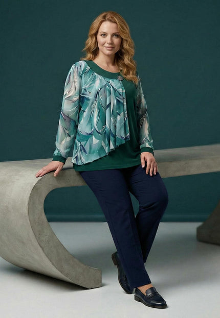 Елегантна макси туника в масленозелен цвят с ефирен флорален шифон и асиметрична кройка, представена в цял ръст.