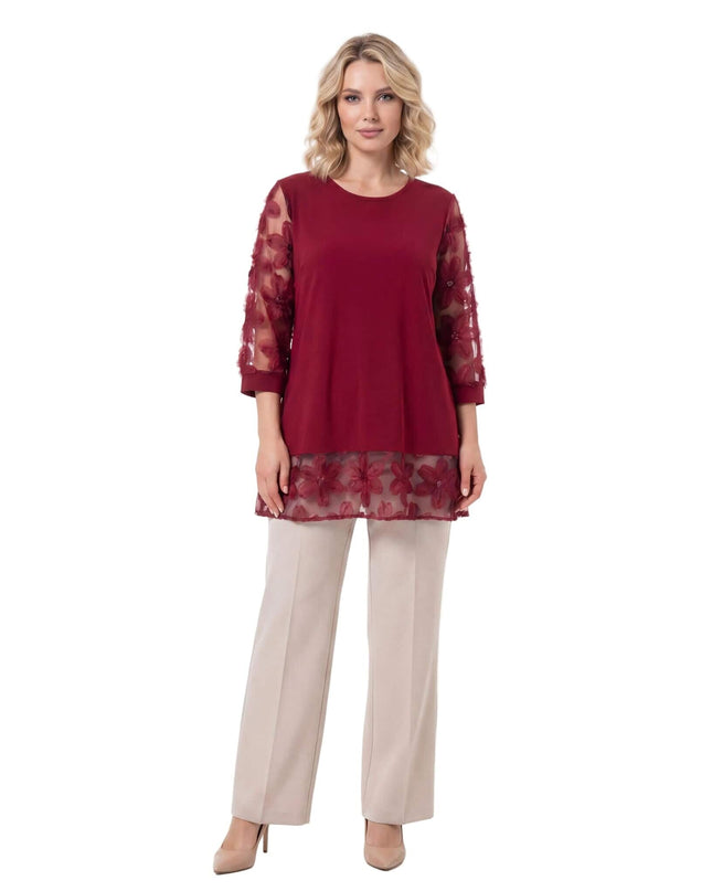 Цял ръст официална разкроена макси туника в цвят бордо с флорален тюл, представена на бял фон.