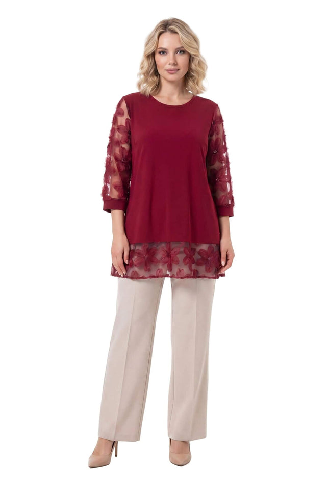 Цял ръст официална разкроена макси туника в цвят бордо с флорален тюл, представена на бял фон.