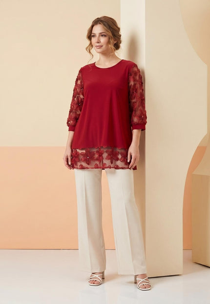Официална разкроена макси туника в цвят бордо с флорален тюл по ръкавите и долната част, представена в цял ръст върху модел.