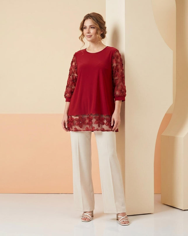 Официална разкроена макси туника в цвят бордо с флорален тюл по ръкавите и долната част, представена в цял ръст върху модел.