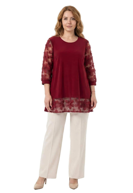 Елегантна разкроена макси туника в бордо с детайли от флорален тюл, заснета в цял ръст отпред на бял фон.
