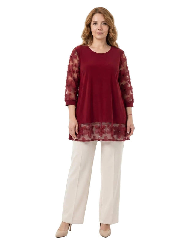 Елегантна разкроена макси туника в бордо с детайли от флорален тюл, заснета в цял ръст отпред на бял фон.
