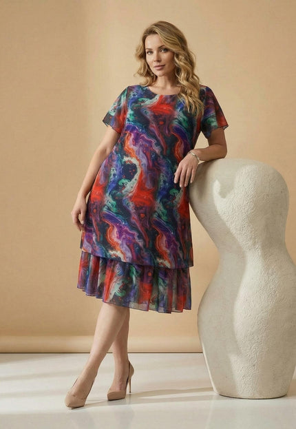 Официална разкроена рокля големи размери от пъстър шифон с къси ръкави и ефирен силует, показана в цял ръст върху модел.