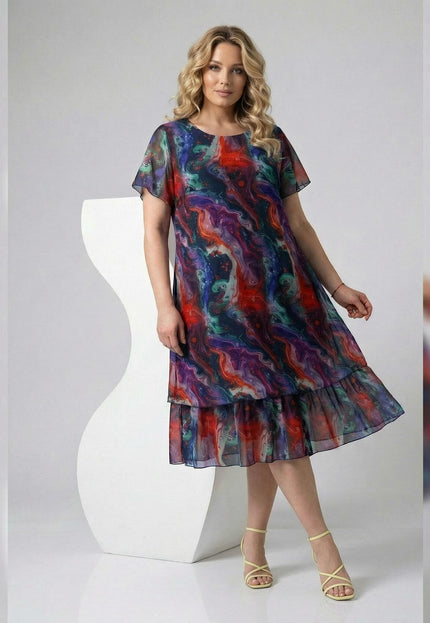 Снимка в цял ръст на елегантна официална рокля големи размери от пъстър шифон с абстрактен принт и къси ръкави.