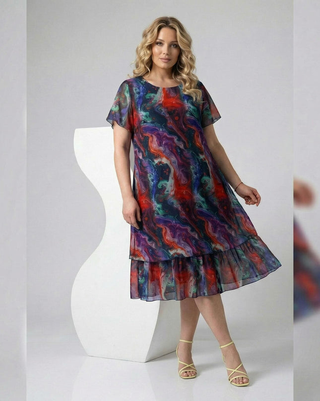 Снимка в цял ръст на елегантна официална рокля големи размери от пъстър шифон с абстрактен принт и къси ръкави.