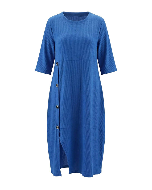 Кобалтово синя официална разкроена рокля с асиметрично закопчаване и цепка, заснета на бял фон.