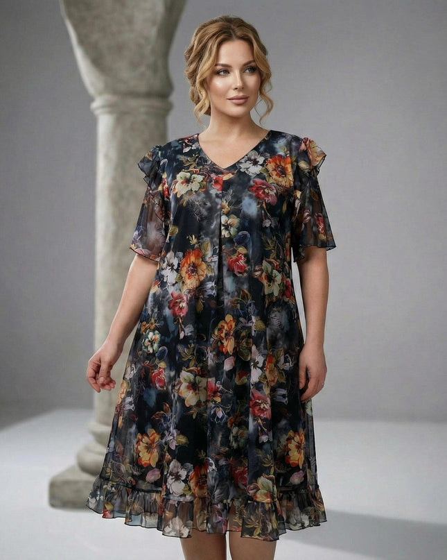 Елегантна разкроена рокля от шифон на цветя с V-образно деколте. Снимка в цял ръст, демонстрираща ефирните ръкави с къдри и свободния силует на модела.