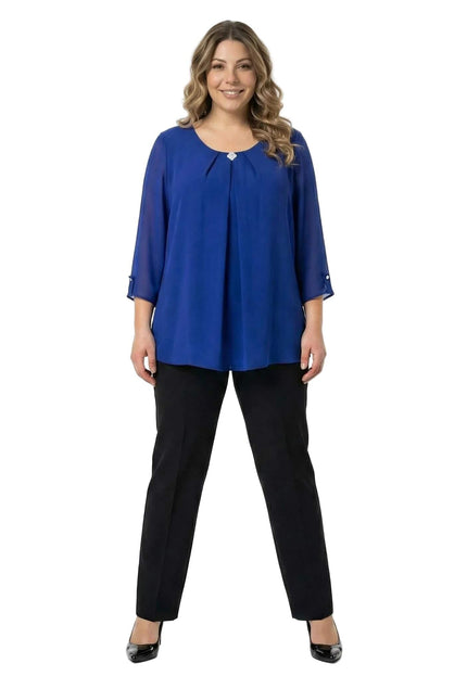 Официална разкроена туника от шифон в кралскосин цвят с брошка и 7/8 ръкави, представена в цял ръст върху модел на бял фон.