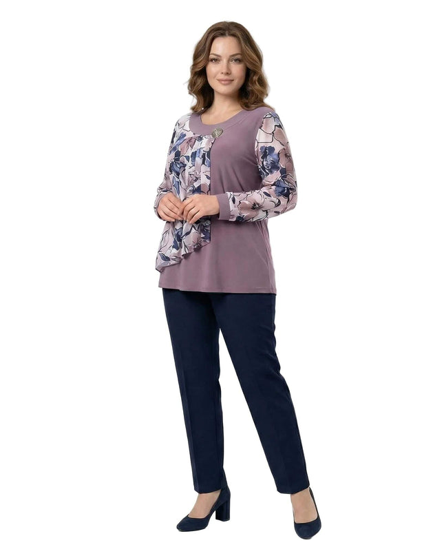 Официална разкроена туника в цвят пепел от рози с красива брошка и елементи от цветен шифон, заснета в цял ръст.