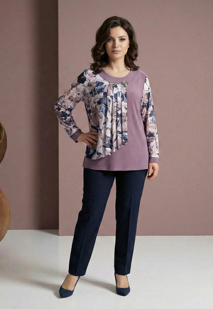 Официална разкроена туника в цвят пепел от рози с ефирен флорален елемент и брошка на деколтето, заснета в цял ръст върху модел.